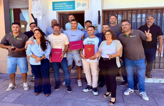 Autoridades del IPAC entregaron libros sociales y contables gratuitos en Lincoln